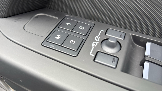 Land Rover Defender 3.0 D250 X-Dynamic HSE 110 5dr Auto Diesel Estate - Image 31